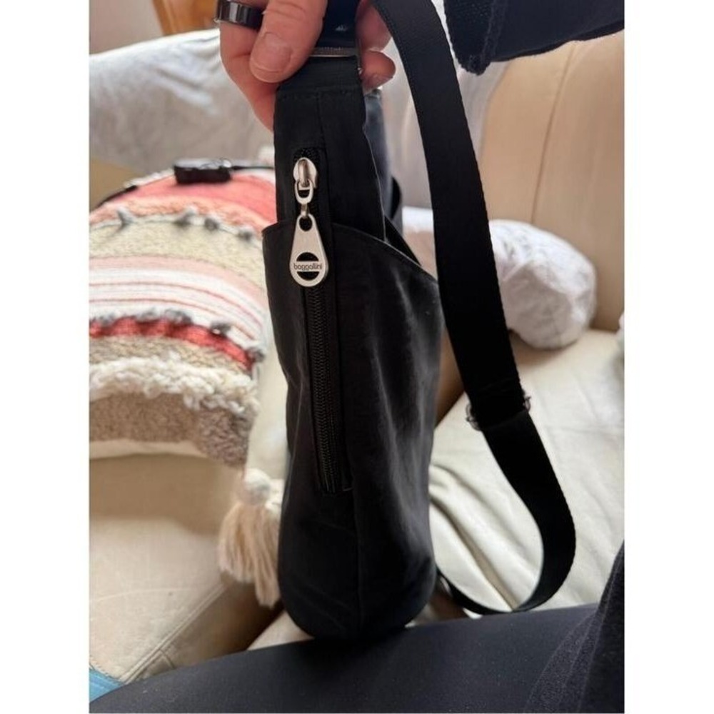 Baggallini Black Nylon Shoulder‎ Bag with Adjustable Strap - Picture 3 of 6
